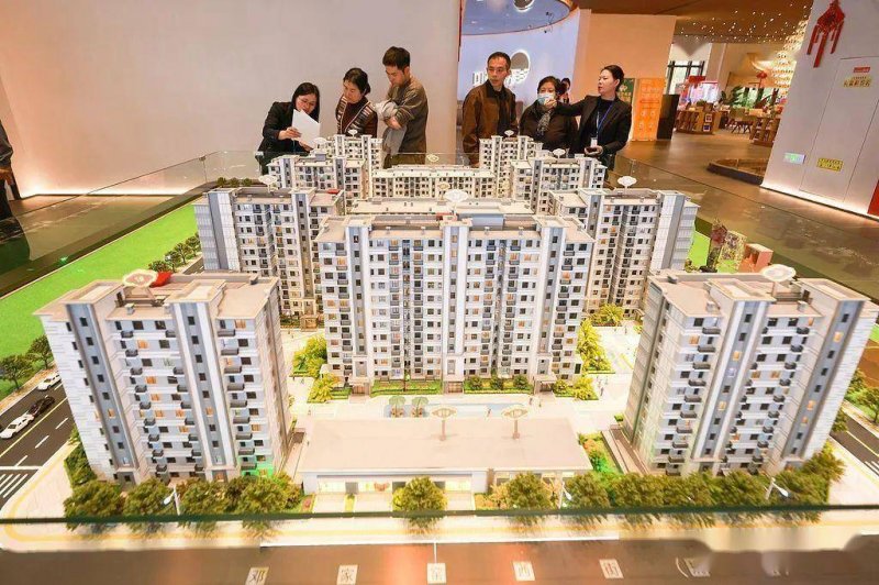 市政协委员分组探讨“两院”工作报告_